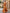 Warmes orangefarbenes Batik-Maxikleid mit V-Ausschnitt und Knoten  