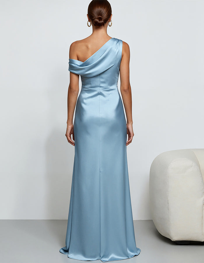 Vestido largo azul de satén con hombros descubiertos, torsión y abertura alta  