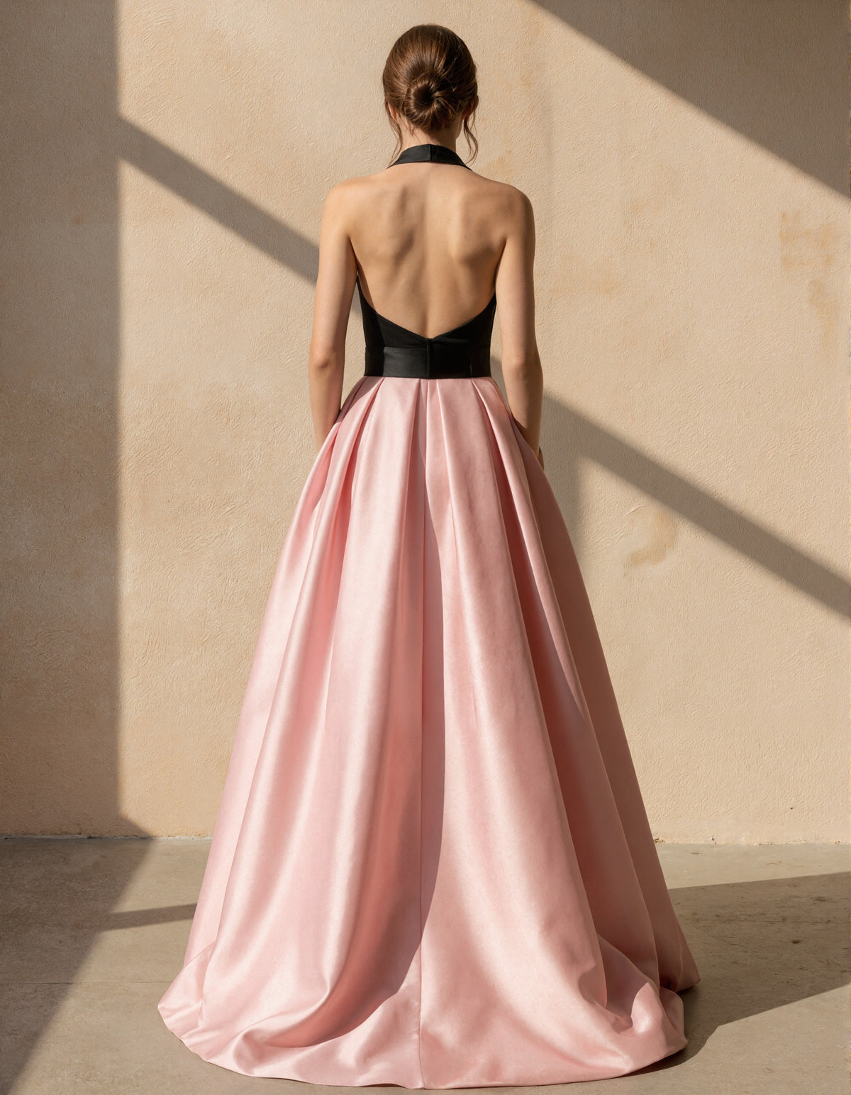 Schwarzes und pinkes Satin-Maxikleid mit Neckholder und tiefem V-Ausschnitt  