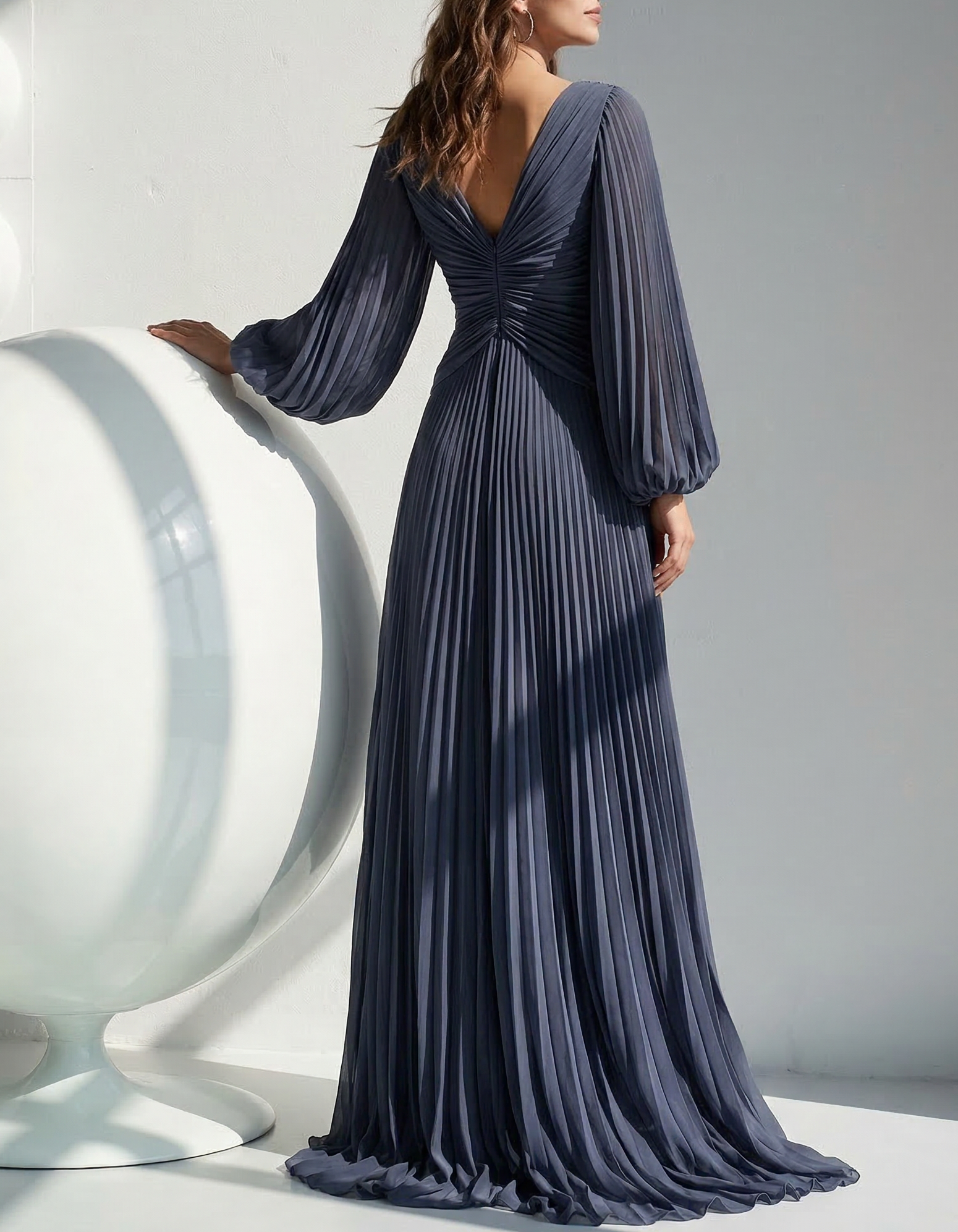 Vestido maxi de gasa azul marino con escote en V, mangas abullonadas y cintura ajustada