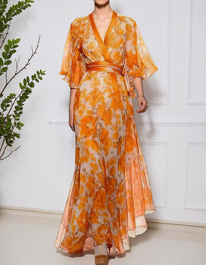 Abito lungo arancione in chiffon con stampa floreale e cintura a incrocio