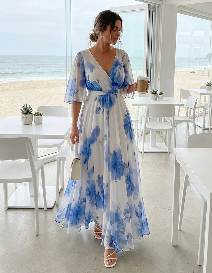 Blau-weißes Maxikleid mit Tusche-Blumenmuster, V-Ausschnitt und Rüschenärmeln