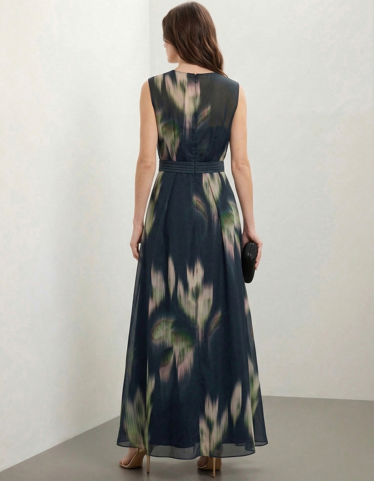 Robe maxi sans manches imprimée en mousseline noire à taille cintrée