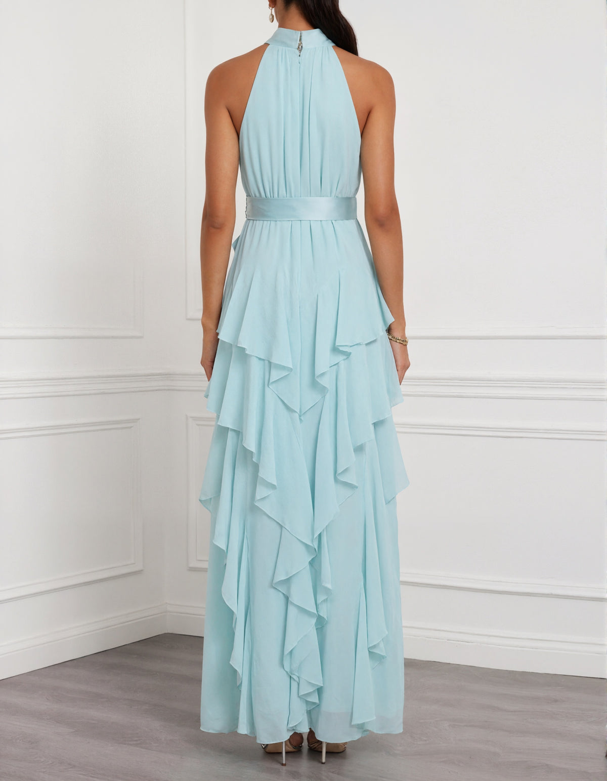 Abito lungo in chiffon blu con collo all'americana e volant