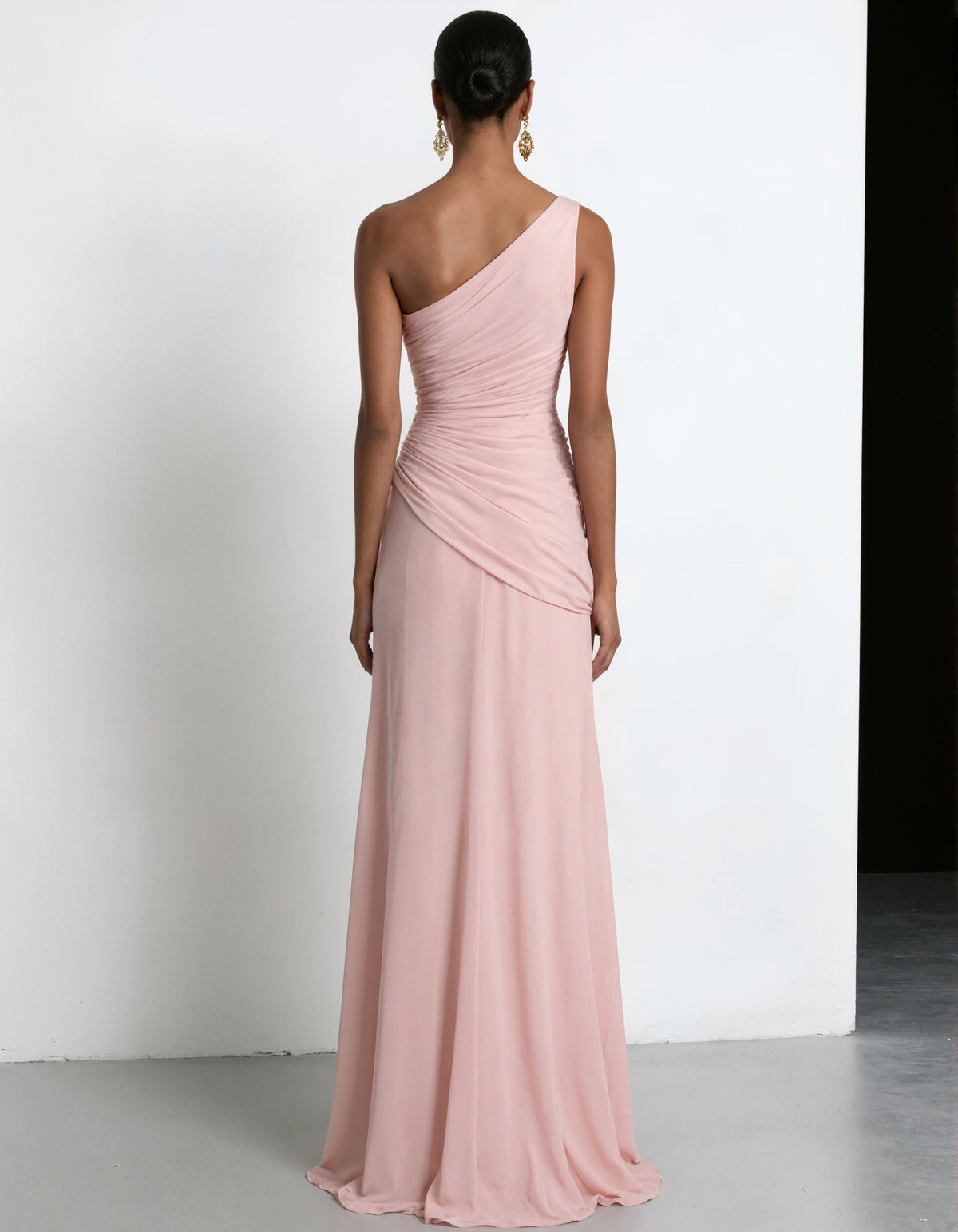 Abito lungo plissettato in chiffon rosa con una spalla
