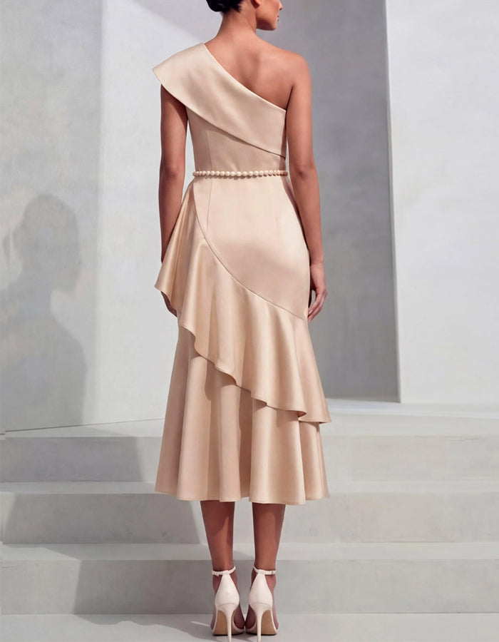 Champagnerfarbenes Midikleid aus Satin mit einer Schulter und Rüschen