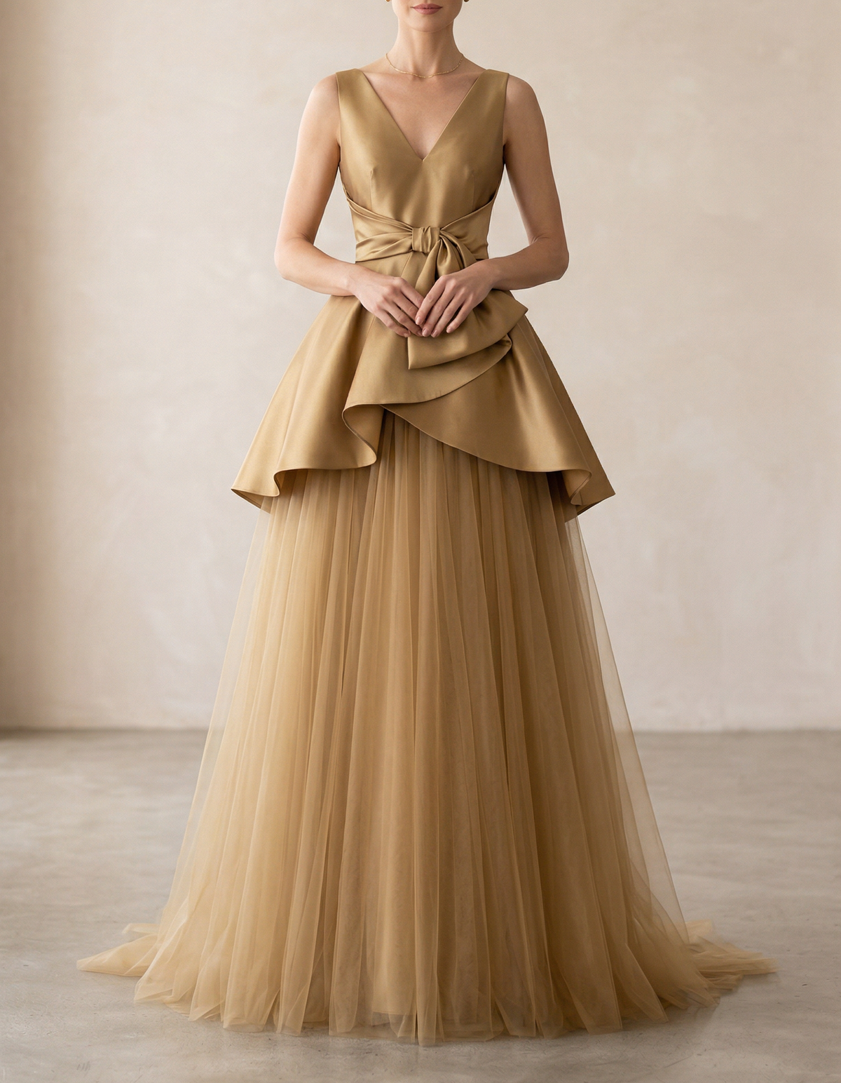 Vestido maxi ajustado de satén color champán dorado con malla  