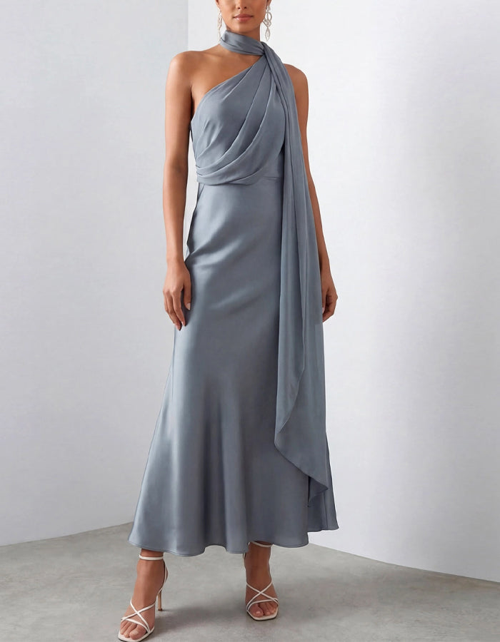 Vestido midi azul grisáceo con cuello halter y cinta de satén  