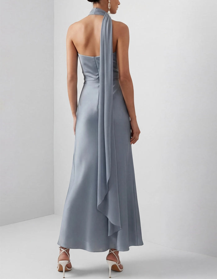 Abito midi in raso blu grigio con collo all'americana e nastro