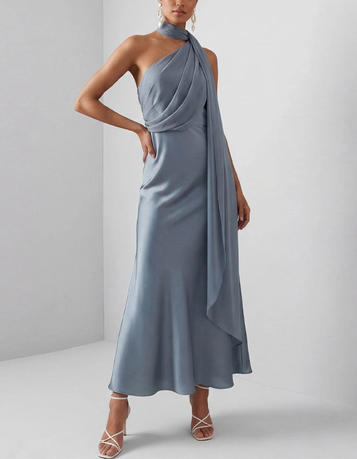 Abito midi in raso blu grigio con collo all'americana e nastro