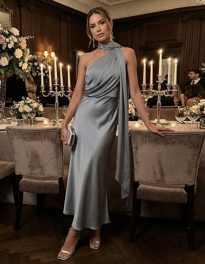 Abito midi in raso blu grigio con collo all'americana e nastro
