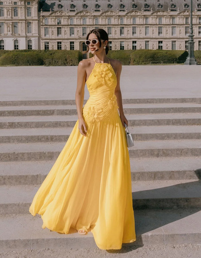 Abito lungo giallo con collo halter in chiffon e motivo floreale 3D