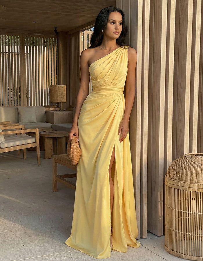Vestido maxi amarillo de satén con abertura y un solo hombro  
