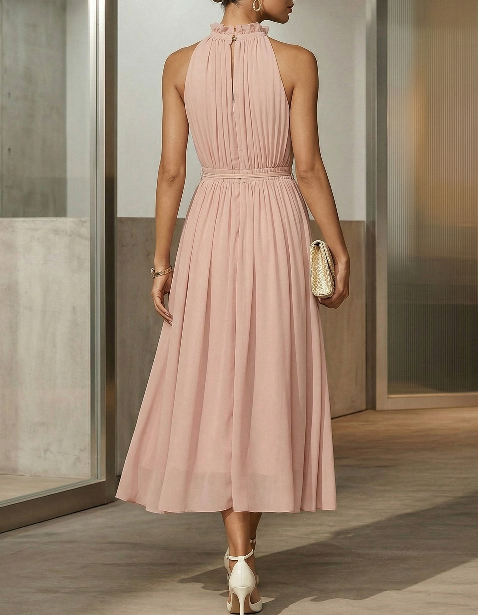 Midikleid aus pinkem Chiffon mit Neckholder, tailliertem Schnitt und A-Linie