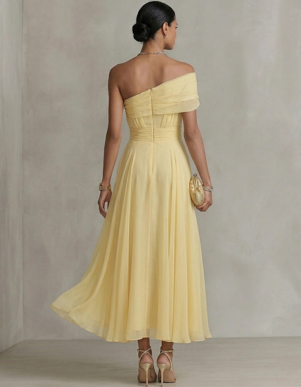 Maxikleid aus blassgelbem Chiffon mit One-Shoulder und tailliertem Schnitt