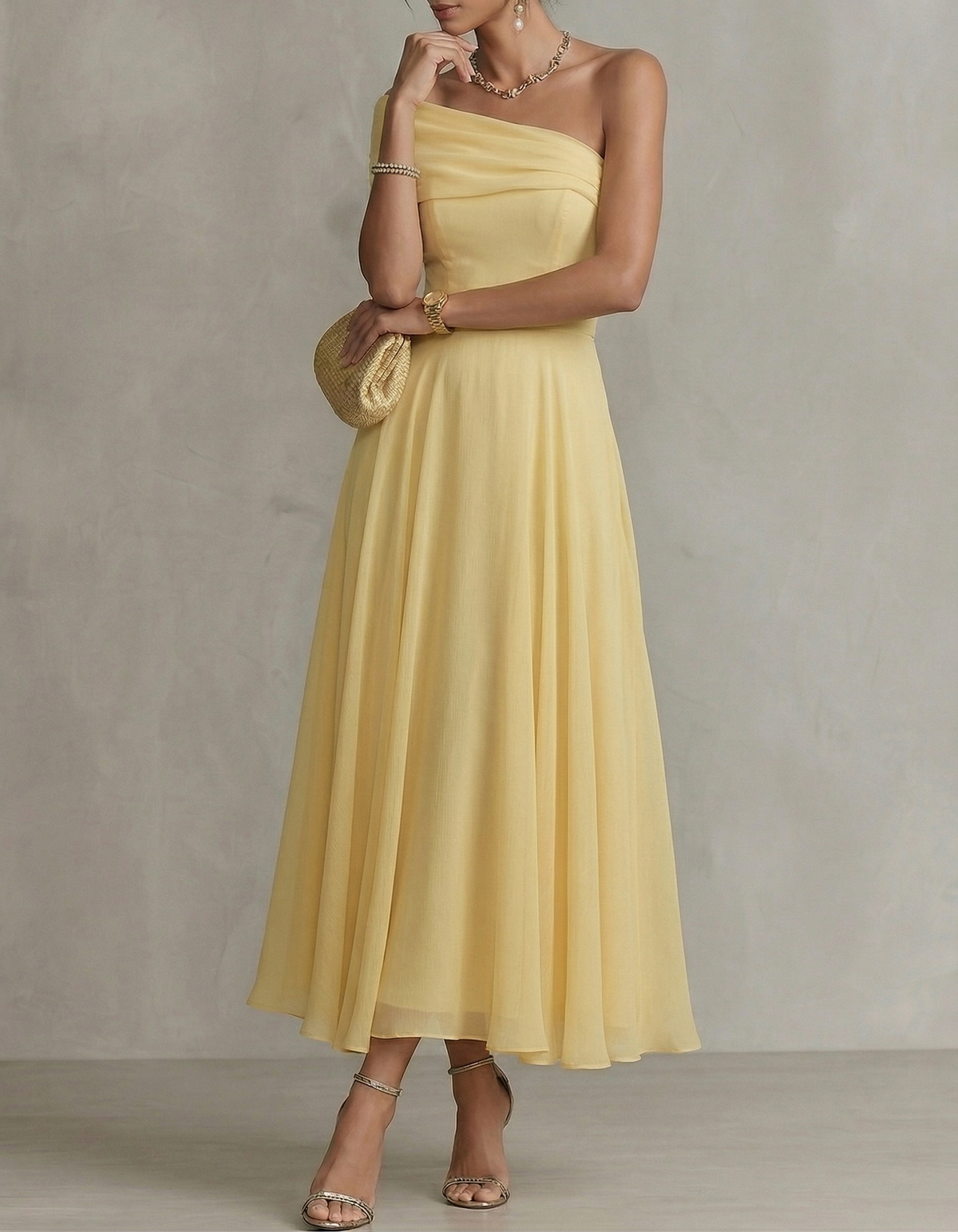 Maxikleid aus blassgelbem Chiffon mit One-Shoulder und tailliertem Schnitt