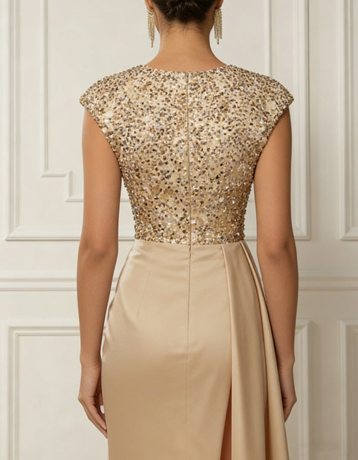 Vestido longo de cetim champanhe com corpete de lantejoulas