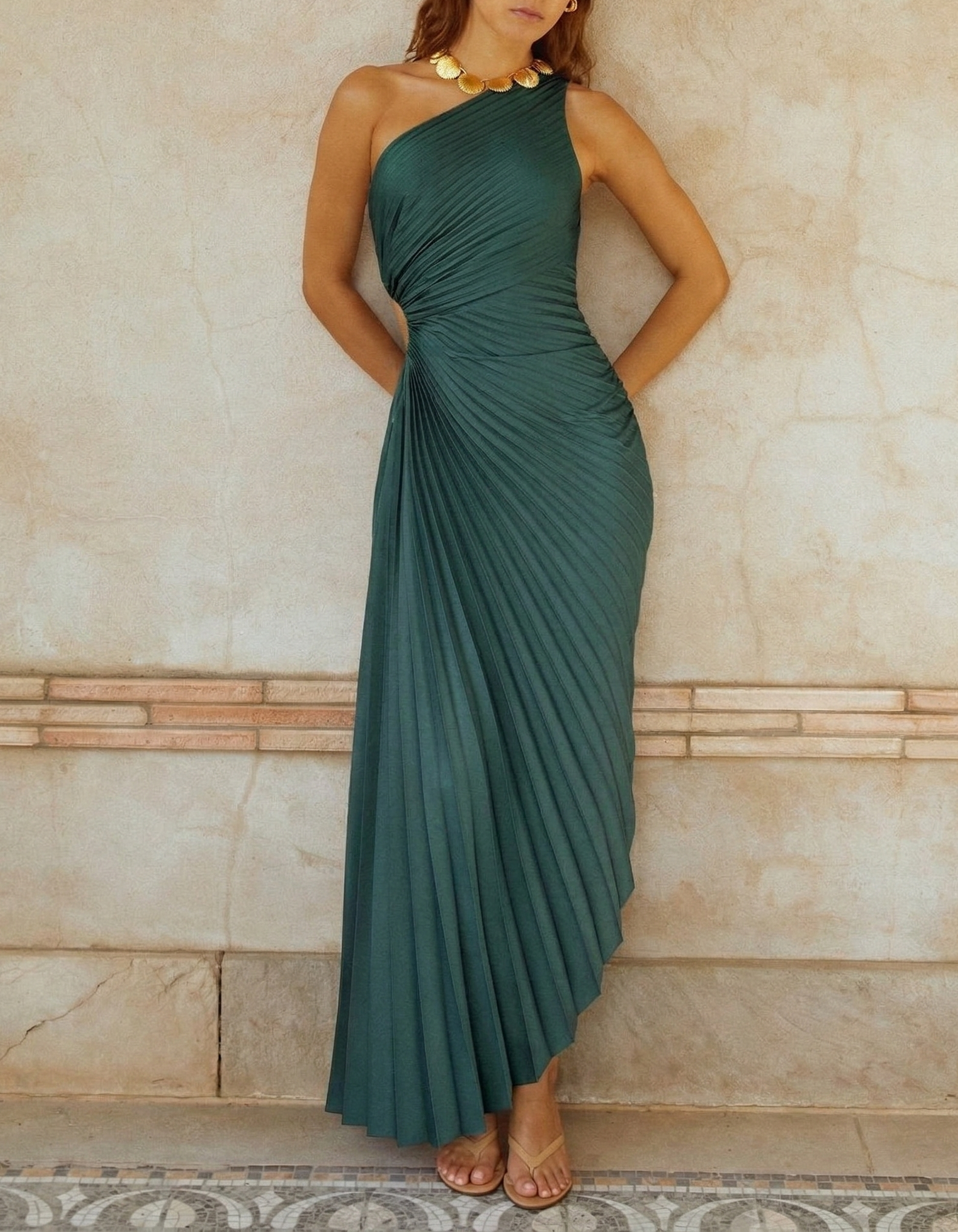 Vestido maxi satinado con un solo hombro, pliegues y abertura en la cintura  