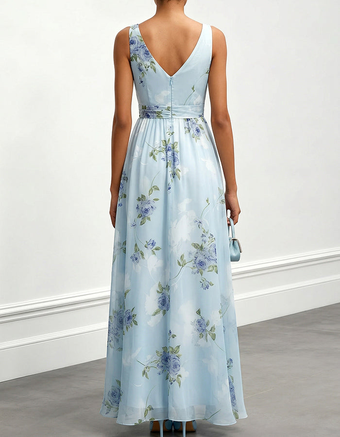 Abito lungo in chiffon azzurro cielo e blu con stampa floreale di rose