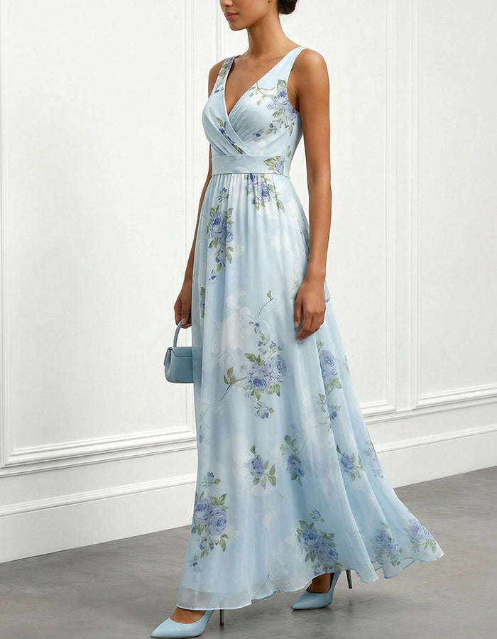 Abito lungo in chiffon azzurro cielo e blu con stampa floreale di rose