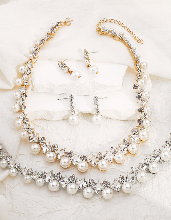 Parure collier et boucles d’oreilles en alliage baroque  