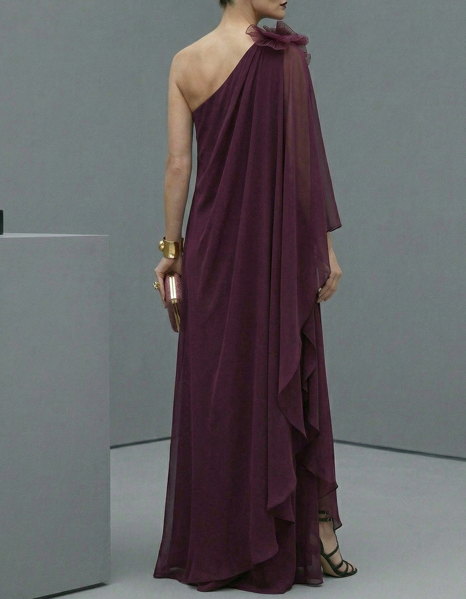 Vestido maxi con un solo hombro y estampado floral en gasa púrpura intenso  