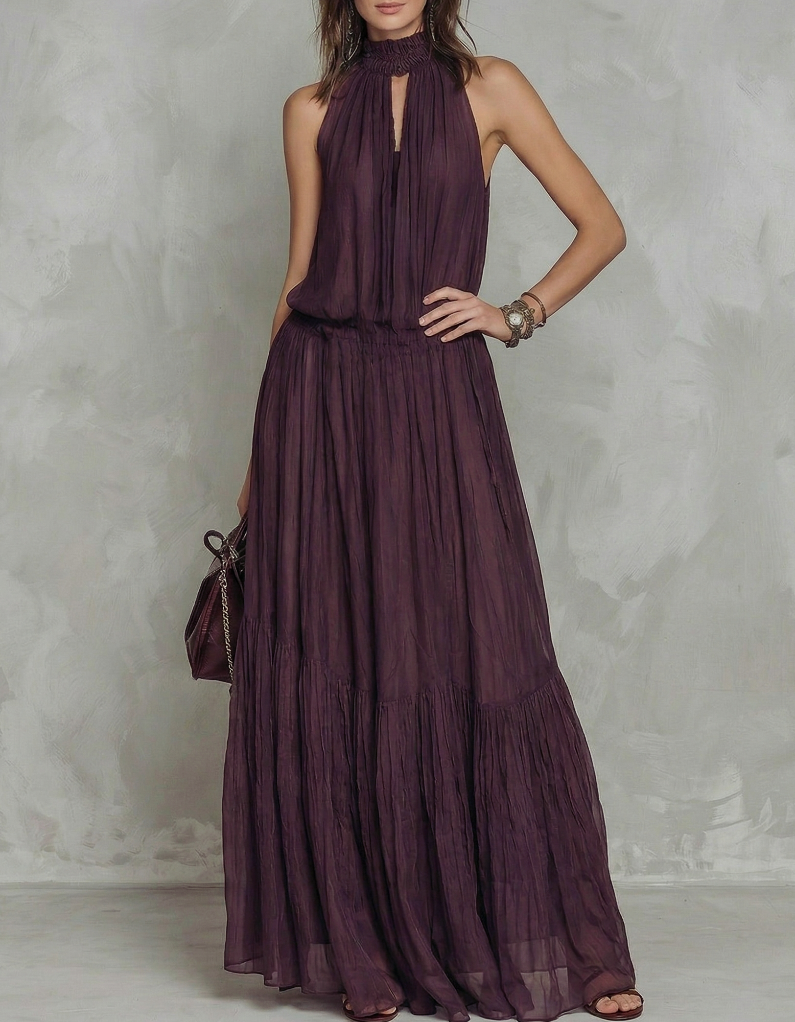 Vestido maxi de chiffon roxo escuro com decote halter, corte em A e cintura franzida