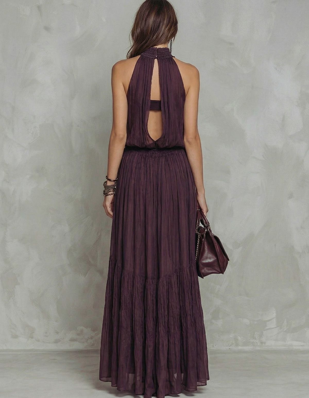 Vestido maxi de chiffon roxo escuro com decote halter, corte em A e cintura franzida