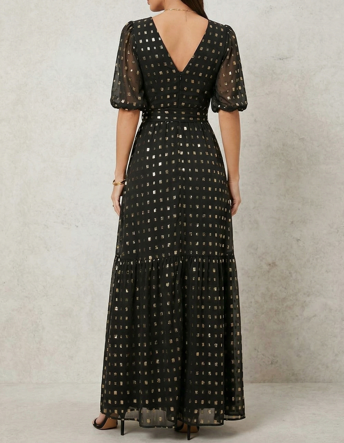 Maxikleid aus schwarzem Chiffon mit Goldprägung und tailliertem Schnitt