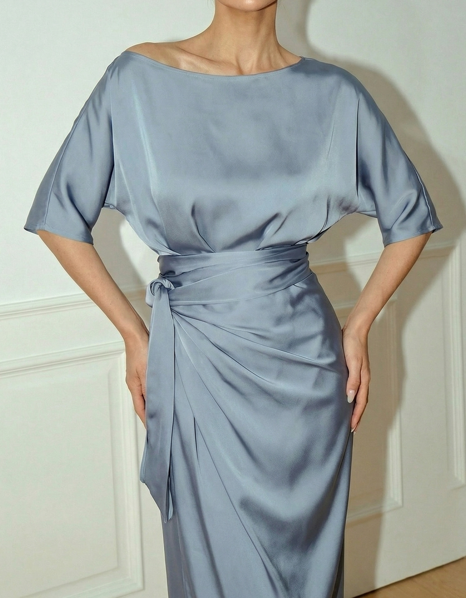 Robe midi en satin bleu-gris avec taille cintrée et manches courtes