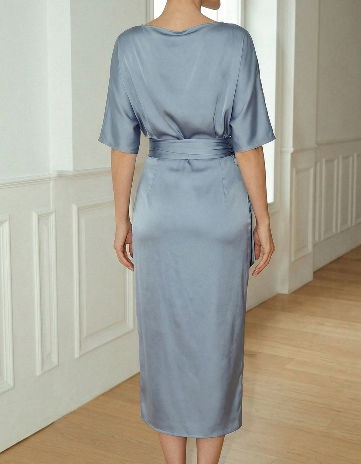 Robe midi en satin bleu-gris avec taille cintrée et manches courtes