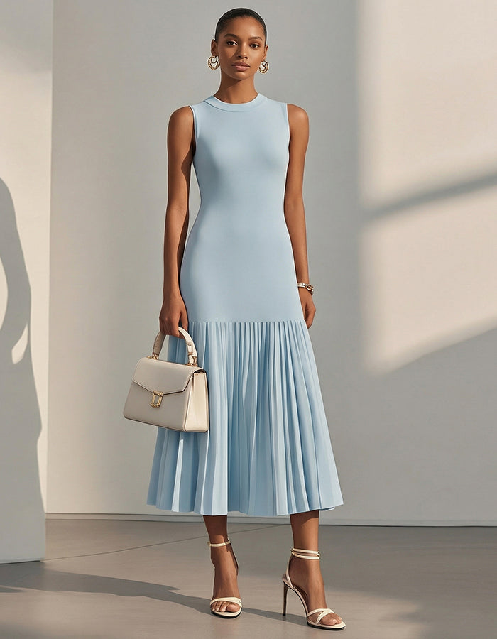 Rochie maxi albastru cer cu guler rotund, fără mâneci, croială strâmtă, plisată, cu coadă de pește