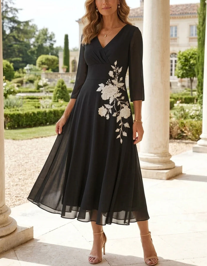 Abito midi in chiffon blu navy con scollo a V, maniche a tre quarti e applicazioni in pizzo