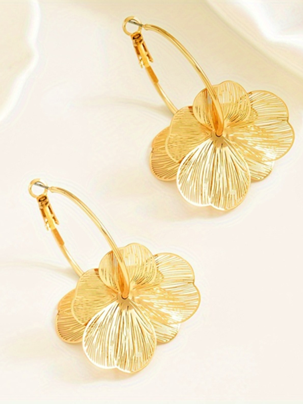 Ohrringe mit durchbrochenem Metallblumen-Quasten-Design