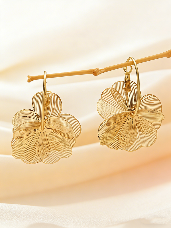 Ohrringe mit durchbrochenem Metallblumen-Quasten-Design
