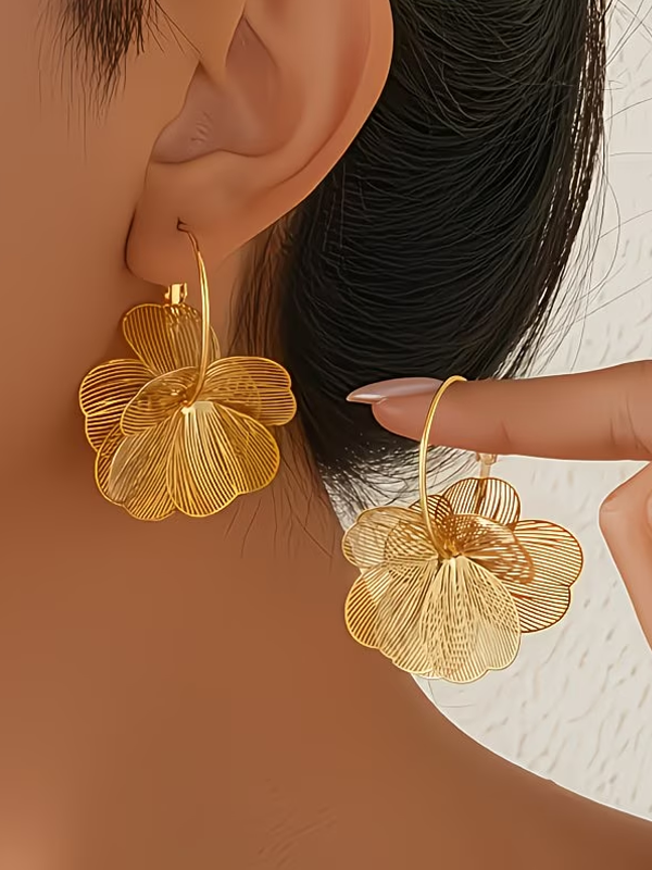 Öppna metallblommor med tofsörhängen
