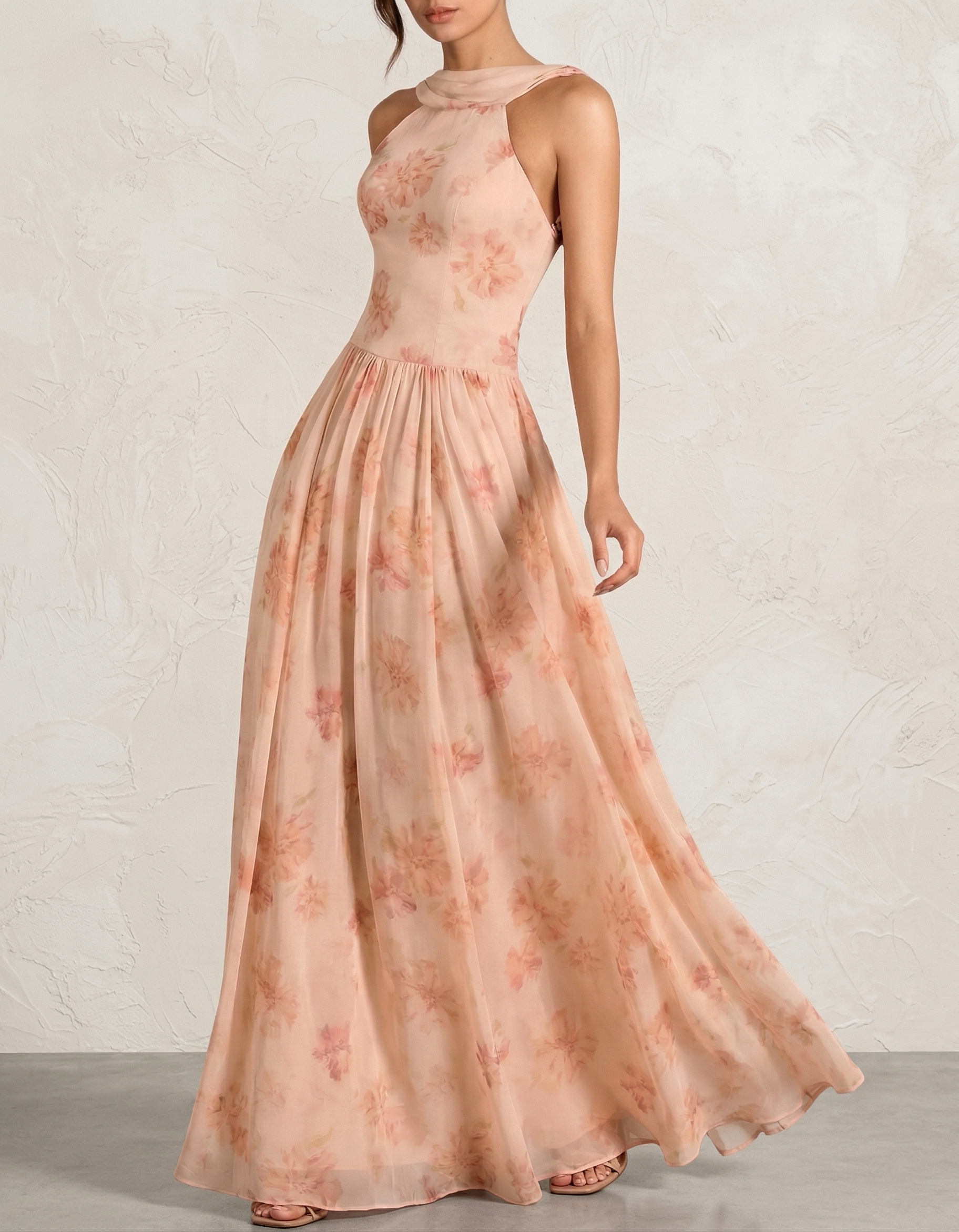 Vestido maxi con estampado floral y cuello halter en gasa rosa claro