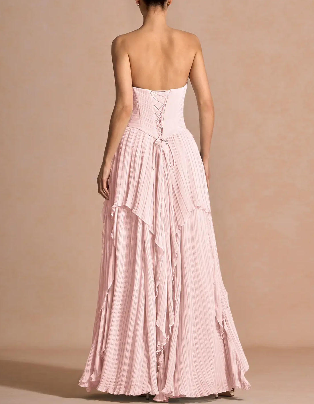 Abito lungo senza spalline in chiffon con pieghe e strati in vita  