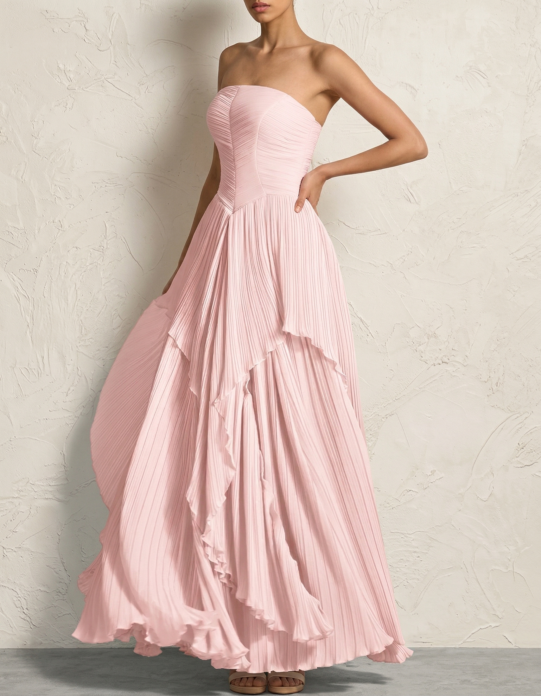 Vestido maxi sin tirantes con capas plisadas y cintura en gasa  