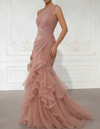 Maxikleid mit Meerjungfrauen-Schnitt aus drapiertem Tüll und einem schulterfreien Design