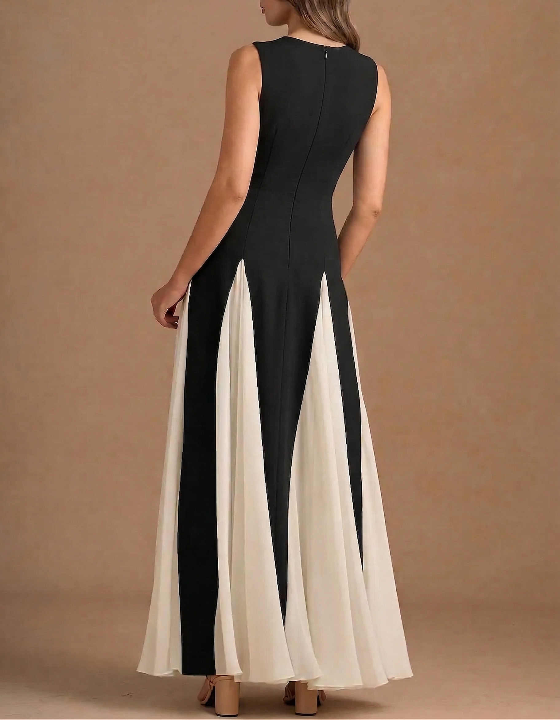 Rochie maxi alb-negru din chiffon fără mâneci și talie ajustată  