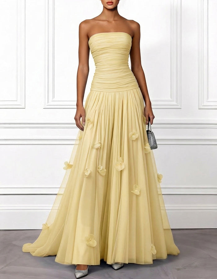Vestido maxi de tul sin tirantes con flores 3D de color sólido  