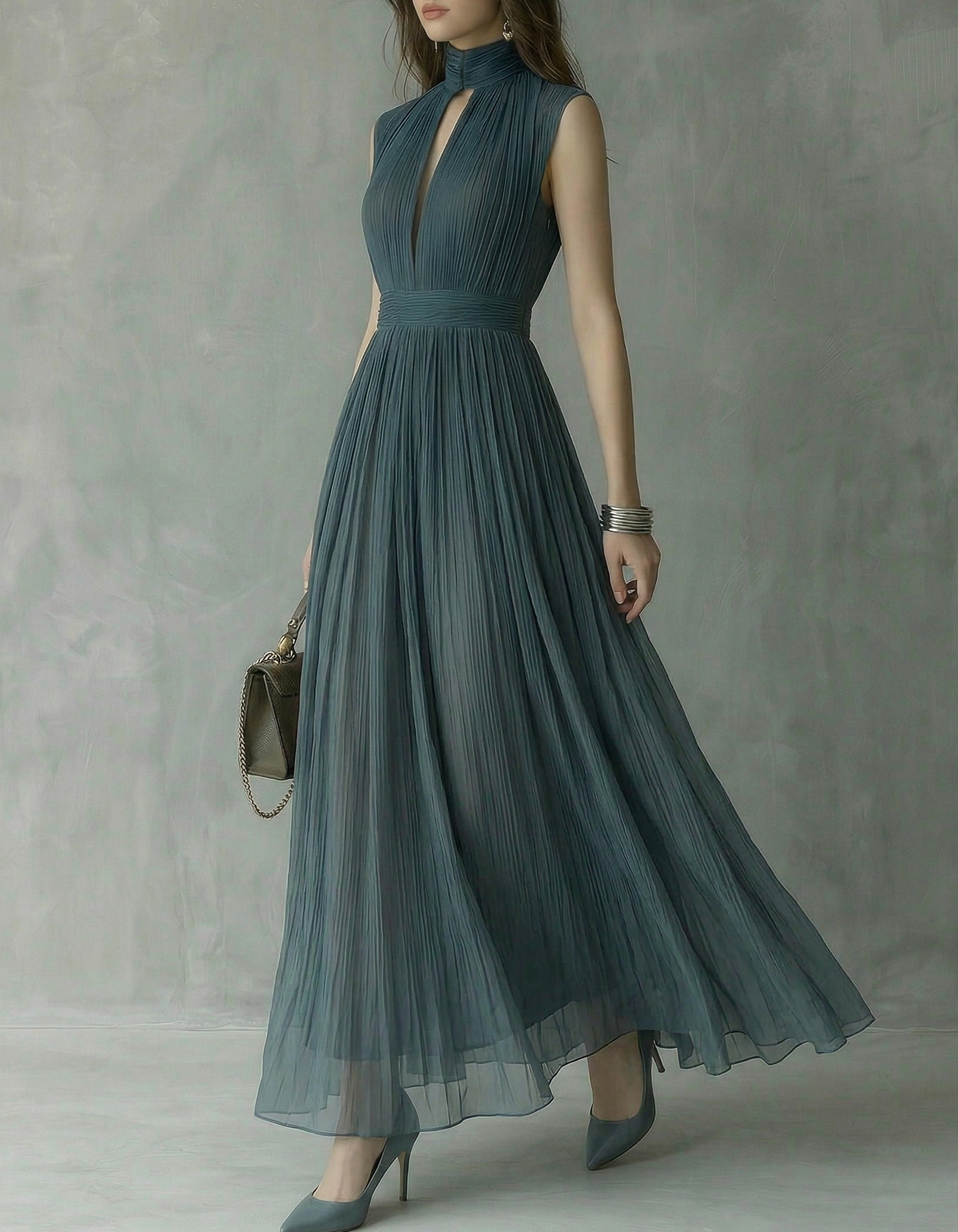 Abito lungo in chiffon blu nebbia con lavorazione a traforo e vita aderente  