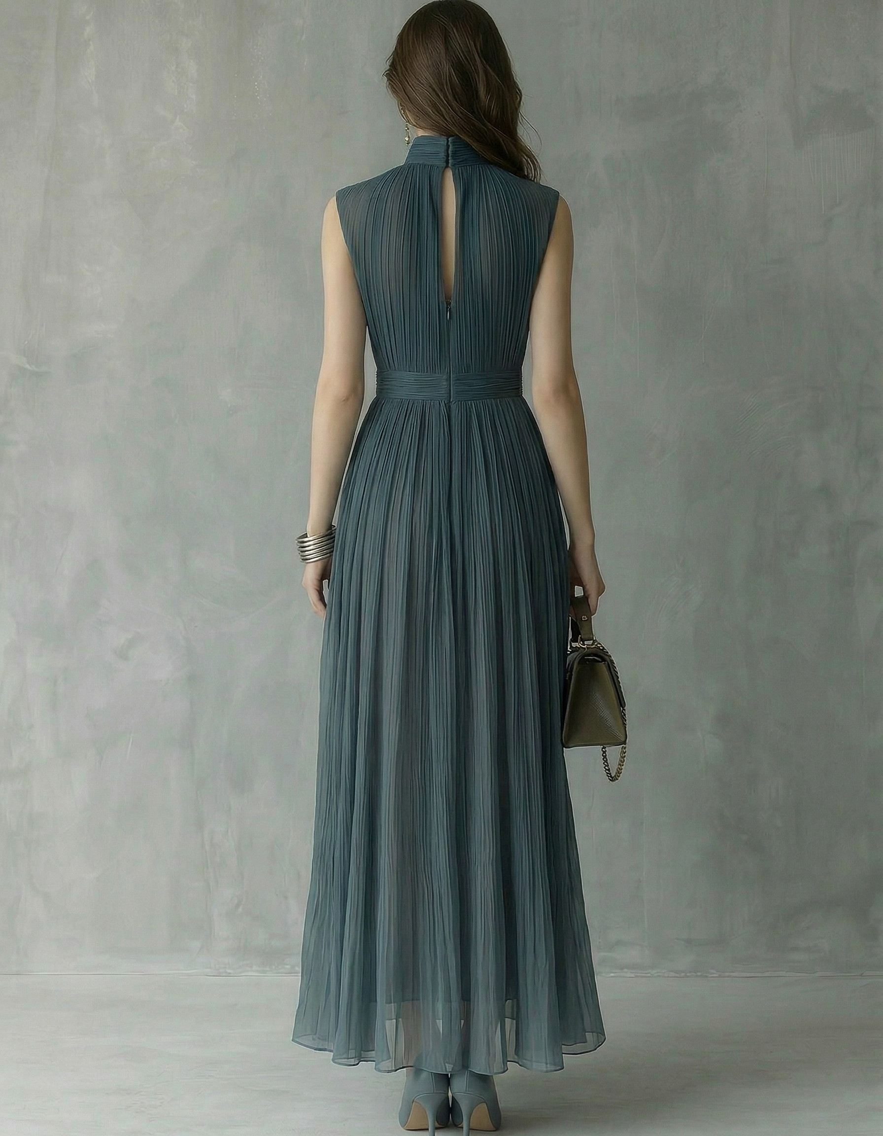 Abito lungo in chiffon blu nebbia con lavorazione a traforo e vita aderente  