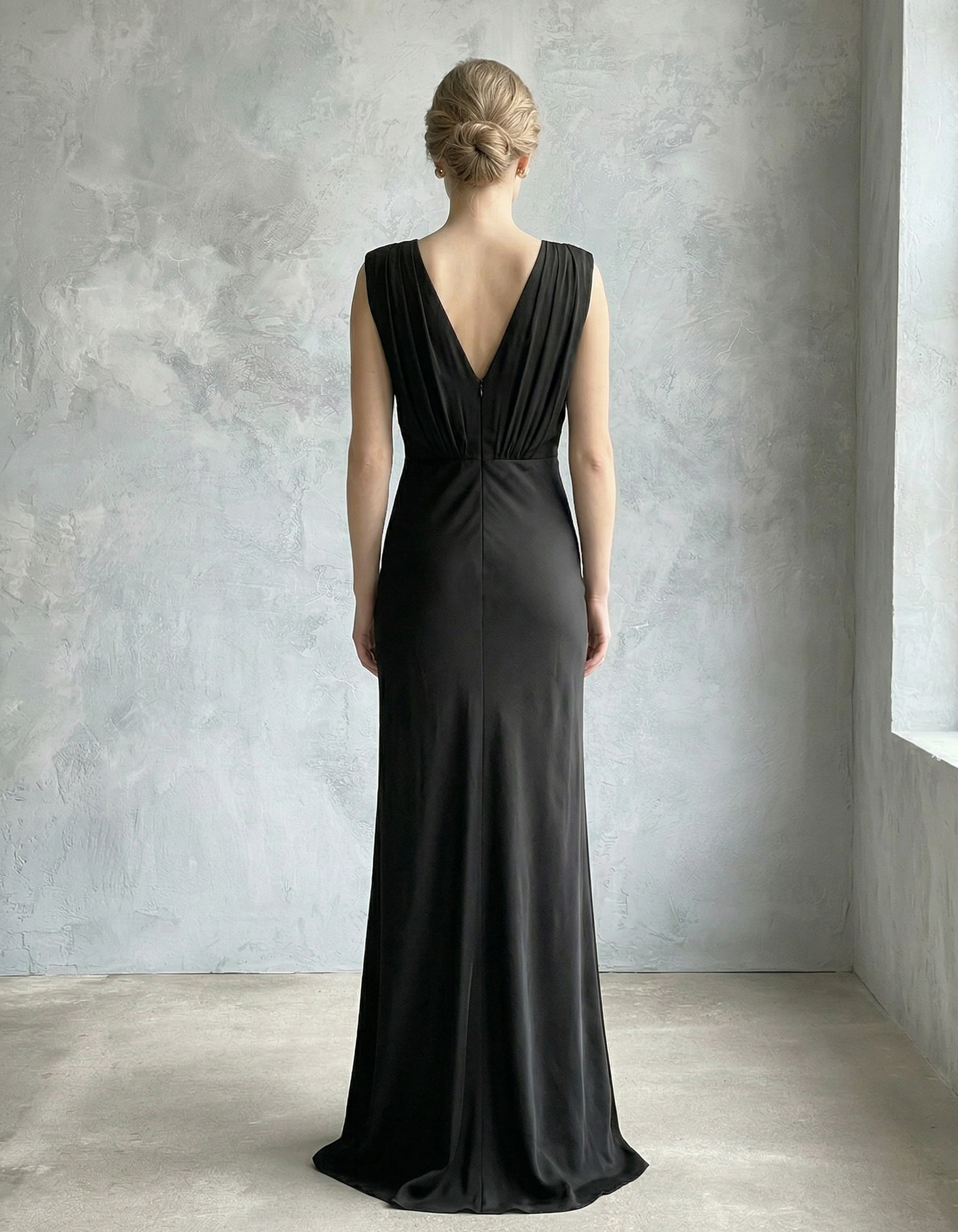 Vestido maxi de chiffon preto com recortes de cetim, trabalho em aberto e cauda de sereia