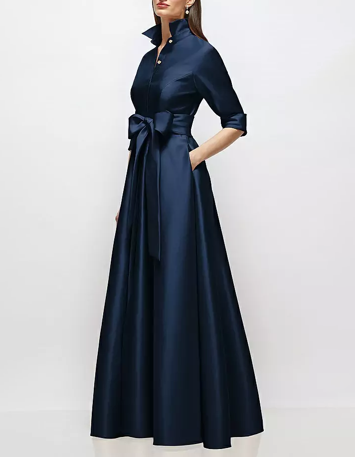 Robe chemise longue bleu marine en satin avec manches mi-longues et ceinture