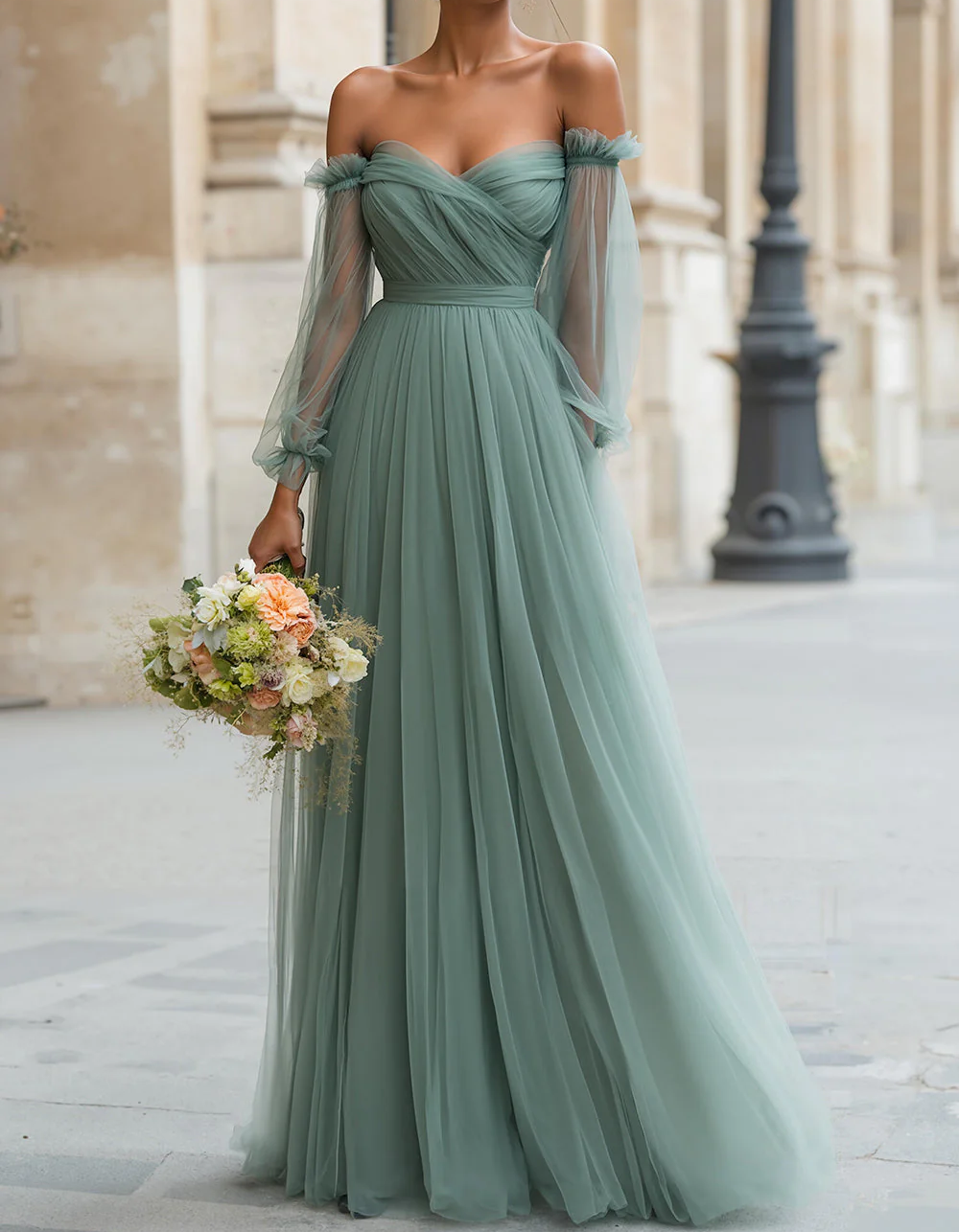 Vestido maxi de tul gris verdoso con hombros descubiertos, mangas abullonadas y cintura ajustada