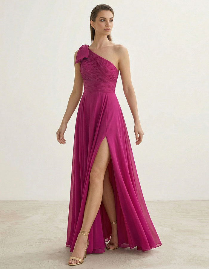 Maxikleid aus Chiffon in Rosarot mit schulterfreiem Schnitt, Schleife und Schlitz