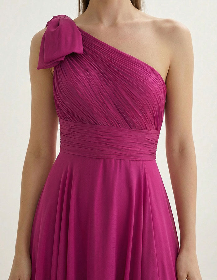 Maxikleid aus Chiffon in Rosarot mit schulterfreiem Schnitt, Schleife und Schlitz