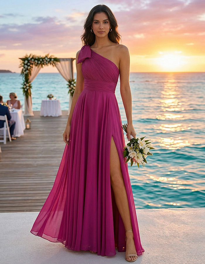 Maxikleid aus Chiffon in Rosarot mit schulterfreiem Schnitt, Schleife und Schlitz